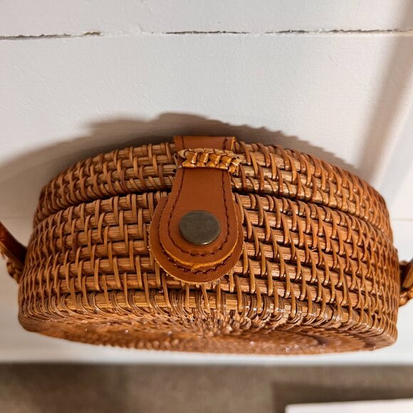 Round Straw Purse with Snap Closure - Picture 5 of 6
